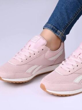 Reebok Classic AZ Sneaker in the "Pure Pink / Gentle Pink / Chalk" Sz 7 1/2